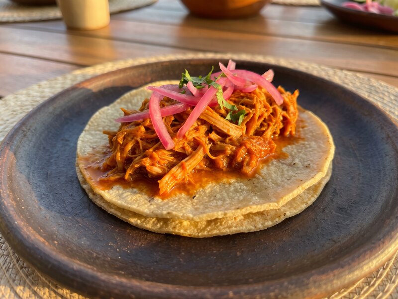 Taco de cochinita pibil con cebolla morada